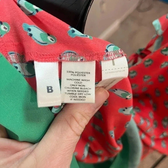 LOFT Coral and Green Parrot Print Sleeveless Shell Size M - Picture 4 of 5